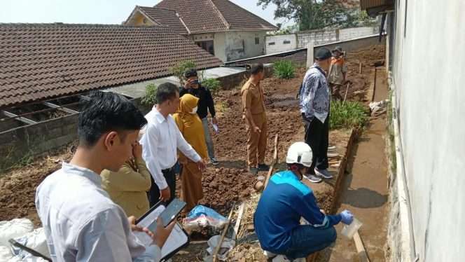 
 Satreskrim Polres Batu bersama DLH Kota Batu, saat sidak ke lokasi dengan mengambil sampel limbah kotoran sapi yang diolah menjadi biogas diduga mencemari lingkungan. (Yan)