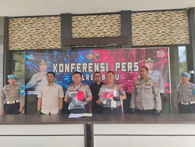 
 Kapolres Batu, AKBP Dr. Aris Purwanto, S.H., S.I.K., M.H menunjukkan barang bukti, saat memimpin konferensi pers di Mapolres Batu. (Yan)