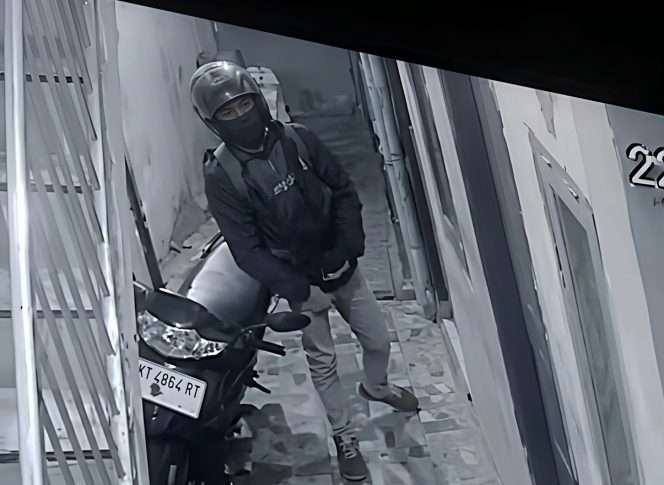 
 Aksi pelaku terekam CCTV. (ist)
