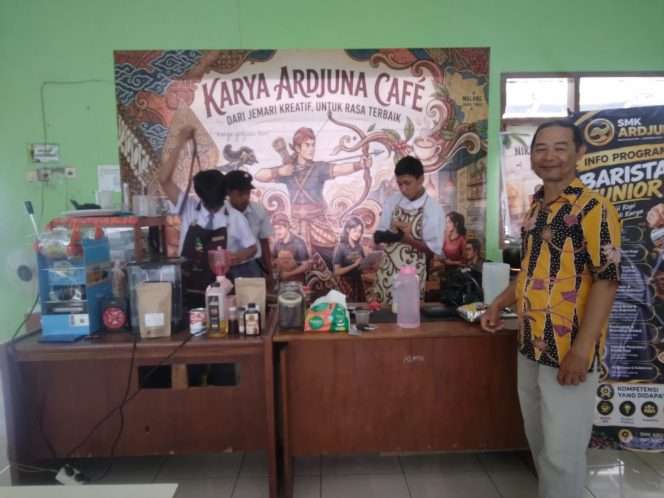 
 Siswa SMK Arjuna 2 saat melakukan proses pengolahan biji kopi menjadi bubuk kopi siap seduh. (ist)