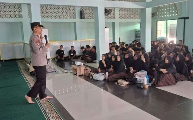 
 Siswa - siswi antusias mengikuti paparan materi dari Polres Malang edukasi bahaya perundungan di MAN 2 Malang, mencegah kekerasan di lingkungan sekolah, dan perundungan melalui media sosial. (Humas Polres Malang)