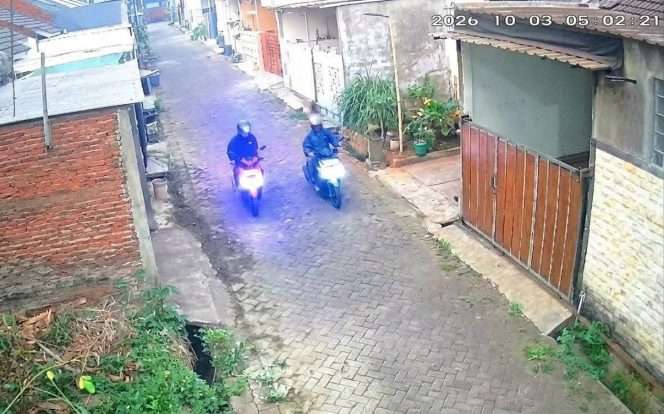 
 Dua pelaku curanmor kabur dari lokasi terekam CCTV. (ist)