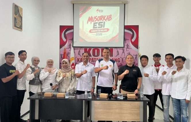 
 Berfoto bersama di Musorkab ESI Kabupaten Malang, menjadi bagian dari evaluasi organisasi, menentukan kepengurusan periode selanjutnya, yang dihadiri Zulham A. Mubarak, Sekretaris Dinas Kepemudaan dan Olahraga Kabupaten Malang Fajar Damayanti, S.Sos., M.A.P. , serta Ketua Bidang Prestasi ESI Jawa Timur Hardian Bayu. (ist)