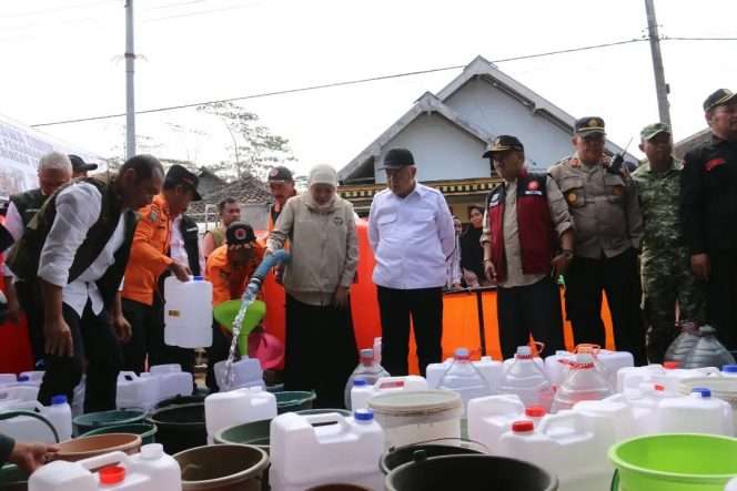 
 Gubernur Jawa Timur Khofifah Indar Parawansa meninjau langsung dan menyalurkan bantuan air bersih di wilayah terdampak kekeringan di Dusun Tempur, Desa Pagak, Kecamatan Pagak, Kabupaten Malang, Sabtu (3/10/2026). (IG BPBD)
