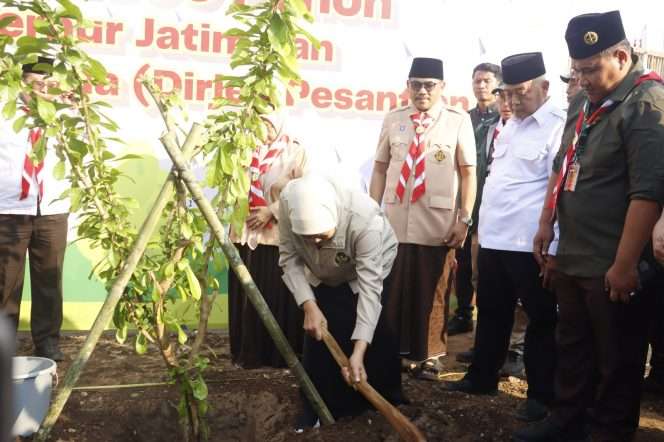 
 Gubernur Jawa Timur Hj. Khofifah Indar Parawansa mendukung upaya pelestarian lingkungan, dan memimpin gerakan penanaman 1.000 pohon dalam rangkaian Perkemahan Pramuka Santri Nusantara (PPSN) VI Tahun 2026. (Humas Pemkab Malang)