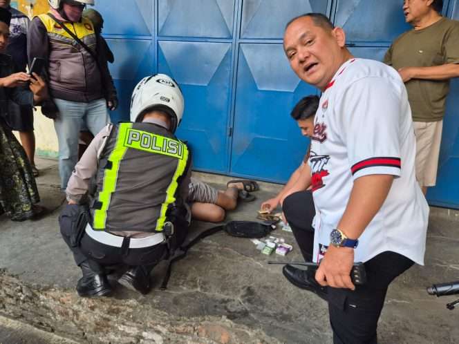 
 Kasatlantas Polres Batu, AKP Matheus Jaka Iswantara, S.H., M.H saat tengah mengamankan seorang pengendara motor yang kedapatan membawa narkoba dan sajam. (Yan)