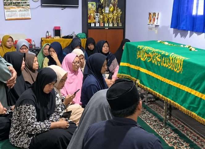 
 Kesedihan keluarga dan warga mewarnai serangkaian prosesi kedatangan hingga jelang pemakaman, Sulisman (39), warga Kecamatan Pakis, Kabupaten Malang, korban tragedi KMP Virgo Transport 8. (IG dinsosjatim)