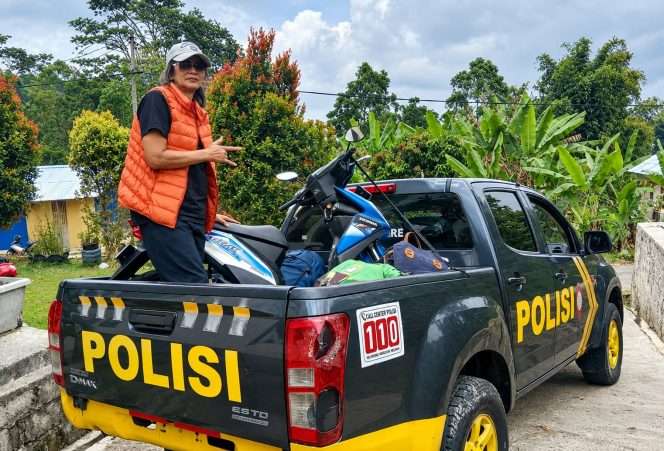 
 Misi Yoeni mendapat sambutan baik, polisi membantu dengan menaikkan motor ke bak mobil untuk melanjutkan perjalanan berikutnya. (Yoeni for bacamalang)
