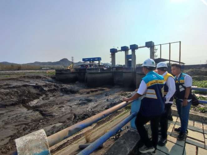 
 Perum Jasa Tirta I memulai melakukan flushing di Bendungan Sengguruh Kepanjen. (ist)