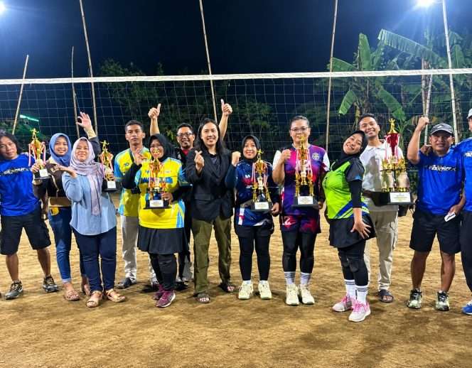 
 Foto bersama juara I Even BolaVoly Emak Emak Sitrun Cup 2026 dengan Panitia. (Cak To AMS for bacamalang)
