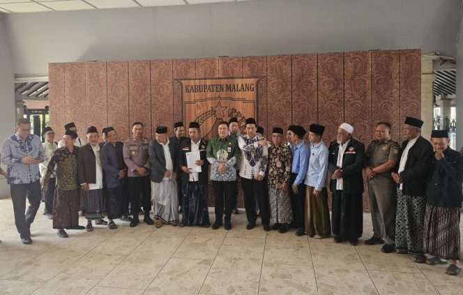 
 Majelis Pimpinan Pondok Pesantren Indonesia (MP3I) Malang Raya, berfoto bersama dalam kegiatan hearing terkait Sound Horeg dengan Bupati Malang di Pendopo Kantor Bupati Malang. (ist)