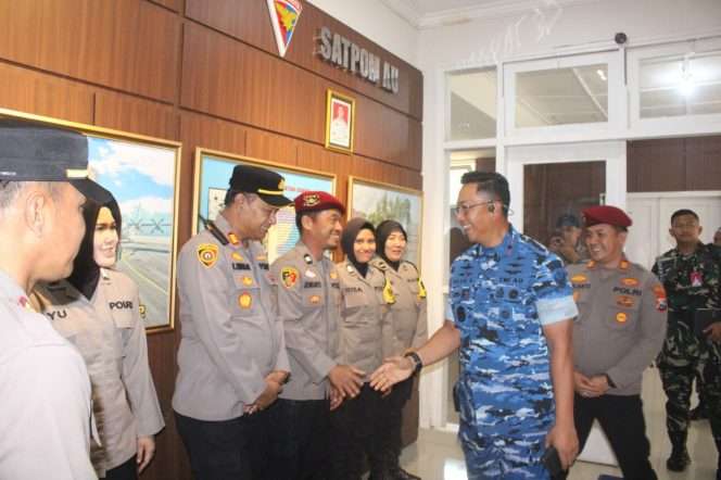 
 Rombongan Polres Malang datang ke kantor Komandan Lanud Abdulrachman Saleh dengan membawa nasi tumpeng. (ist)