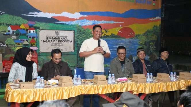 
 Kapolresta Malang Kota Kombes Pol Danang bersama tokoh masyarakat dan jajaran Kelurahan. (ist)