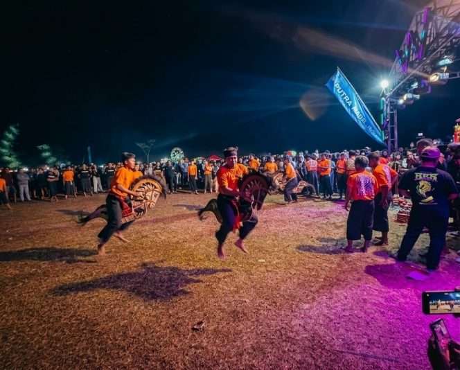 
 Kesenian kuda lumping di Desa Jeru Kecamatan Turen Kabupaten Malang masih menjadi magnet keramaian, terbukti selama dua hari pertunjukan, ribuan warga tumpah ruah turut menyaksikan, sekaligus menggerakkan perekonomian desa. (ist)