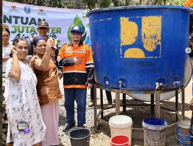 
 Warga Dusun Tumpakmiri, Desa Arjosari, Kecamatan Kalipare, antusias dan bersuka cita saat menerima bantuan air bersih dari kolaborasi BAZNAS Jatim, BAZNAS Kabupaten Malang, dan BPBD. (IG BAZNAS Kabupaten Malang)