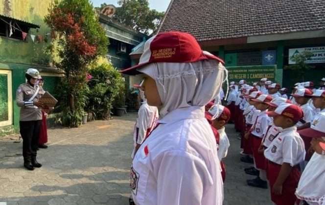 
 Siswa bersemangat mengikuti upacara bendera, dan memanfaatkan momen istimewa tersebut Polres Malang menyisipkan edukasi anti-bullying, tertib lalu lintas, serta bijak bermedsos menciptakan suasana kondusif dan meningkatkan kedisiplinan sejak dini. (Humas Polres Malang)