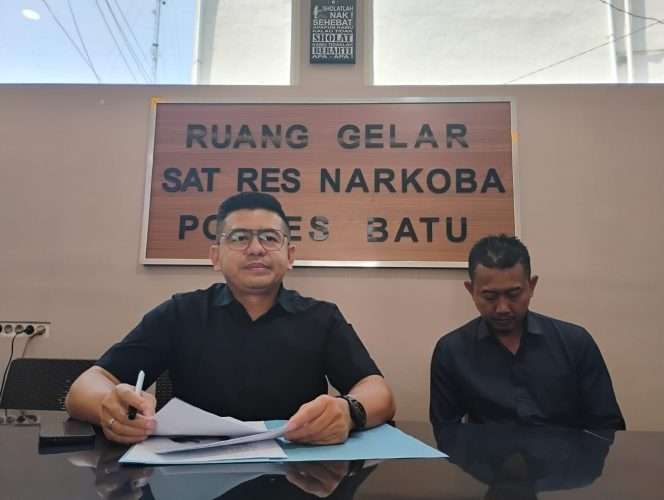 
 Kasatresnarkoba Polres Batu, Iptu Bobby Abadi Rustam, S.H., M.M., didampingi KBO Satresnarkoba Polres Batu, Ipda Hendri Setiawan, S.H. di  ruang gelar perkara. (Yan)