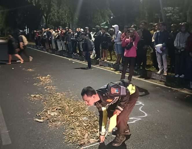 
 Petugas Unit Gakkum Satlantas Polresta Malang Kota saat melakukan olah TKP di lokasi kecelakaan. (ist)