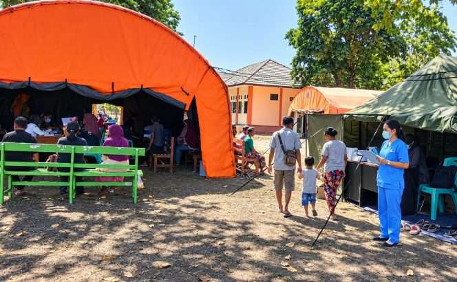 
 Antrian warga berkumpul di dalam tenda, mewarnai suasana di lokasi pelayanan kesehatan bagi terdampak gempa NTT, di Kecamatan Sambi Rampas, yang diupayakan optimal walaupun menggunakan fasilitas sederhana dan seadanya. (Yoeni for bacamalang)