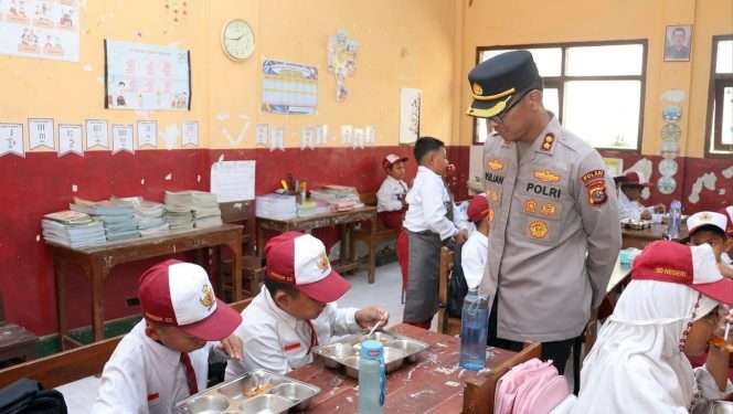 
 Kapolres Malang AKBP Rulian Syauri bersama Ketua Yayasan Kemala Bhayangkari Cabang Malang Ny. Desi Rulian Syauri, monitoring pelaksanaan MBG berkonsep prasmanan di SDN Sukorejo, Gondanglegi, serta SPPG Polres Malang 1 di Desa Bulupitu, memastikan setiap tahapan mulai dari pengolahan bahan, kebersihan dapur, penyajian, hingga pendistribusian berjalan sesuai standar keamanan dan kebersihan. (ist)