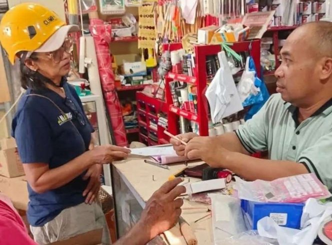 
 Yoeni saat berasa di toko untuk membeli satu unit mesin alkon dan satu unit toren untuk mengatasi krisis air bersih warga terdampak gempa bumil. (Yoeni for bacamalang)