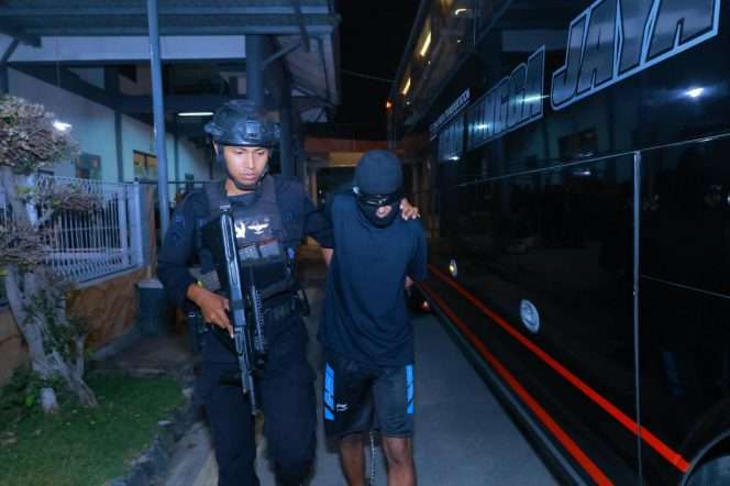
 Petugas mengawal pemindahan warga binaan (WB) dari Lapas Surabaya menuju Lapas Pulau Nusakambangan. (ist)