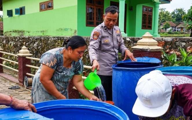 
 Personel Polres Malang menyalurkan bantuan air bersih, ke warga terdampak kemarau panjang di Malang Selatan, sebanyak 35 ribu liter air bersih di Kecamatan Sumbermanjing Wetan dan Kalipare. (ist)