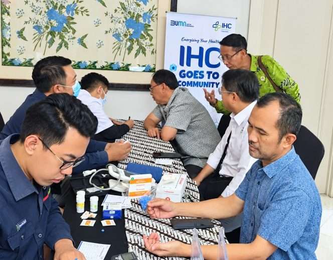 
 Ketua APINDO Kabupaten Malang dan Kota Malang sedang Check Up kesehatan, di acara Temu Konsultasi APINDO. (Agus for bacamalang)