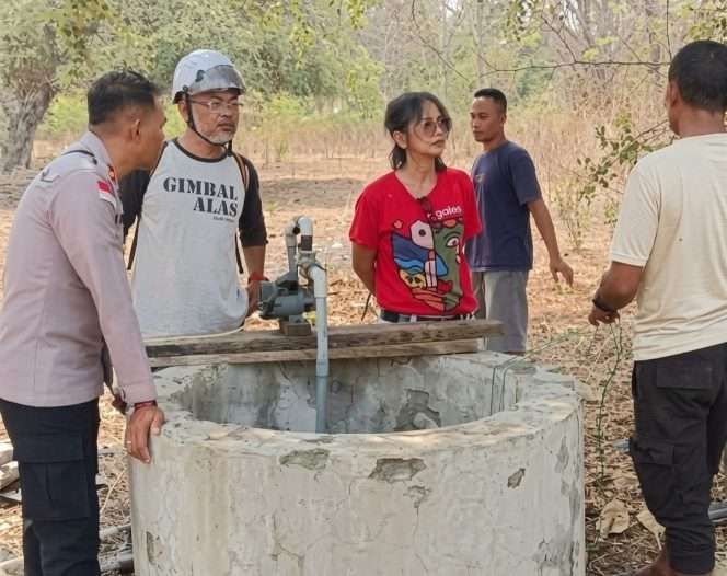 
 Setelah berjibaku dan gotong-royong, Yoeni Achyar bersama Gimbal Alas, personel polsek dan warga sekitar berhasil mengalirkan air kembali, dapat dimanfaatkan untuk Puskesmas darurat serta warga sekitar. (Yoeni for bacamalang)