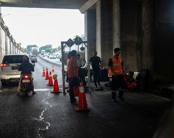 
 Proses perbaikan penutup irigasi di Underpass Karanglo. (ist)