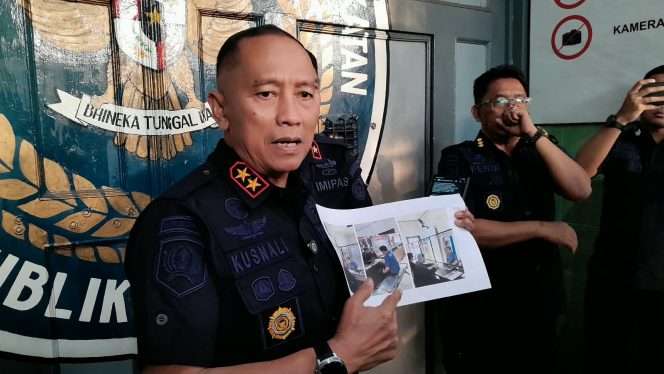 
 Kakanwil Ditjenpas Jatim Kusnali saat menunjukkan foto Bechi yang telah berada di dalam lapas. (ist)