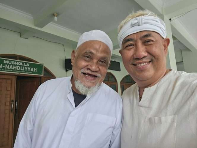 
 KH. Mursyid Alifi, ulama dan pengasuh Pondok Pesantren Raudlatul Ulum di Desa Ganjaran, Kecamatan Gondanglegi, Kabupaten Malang (kiri) bersama Pietra Widiadi perwakilan Komunitas Jawi Wetan (kanan). (Pietra for bacamalang)