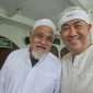 KH. Mursyid Alifi, ulama dan pengasuh Pondok Pesantren Raudlatul Ulum di Desa Ganjaran, Kecamatan Gondanglegi, Kabupaten Malang (kiri) bersama Pietra Widiadi perwakilan Komunitas Jawi Wetan (kanan). (Pietra for bacamalang)
