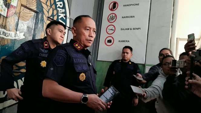 
 Kakanwil Ditjenpas Jatim Kusnali saat memberikan keterangan terkait pencabutan PB Bechi di Lapas Kelas I Malang. (ist)