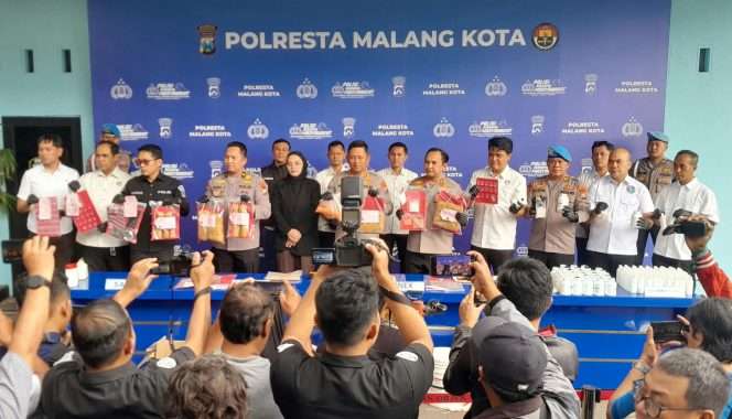 
 Kapolresta Malang Kota Kombes Pol Danang, Wakapolresta Malang Kota, dan Kasat Narkoba saat menunjukkan barang bukti dalam rilis pengungkapan kasus narkoba. (ist)