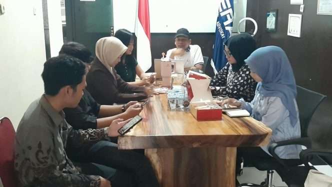
 Sekretaris Panitia, Nuryanto, S.H., saat menggelar rapat persiapan menjelang Rakernas DPN PERADI yang dijadwalkan berlangsung di Surabaya pada November 2026. (ist)