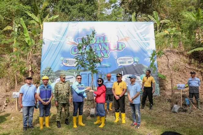 
 Wali Kota Malang Wahyu Hidayat menyerahkan bibit pohon alpukat kepada Ketua DPRD Kota Malang untuk mendukung penghijauan di kawasan Sumber Merjosari. (ist)