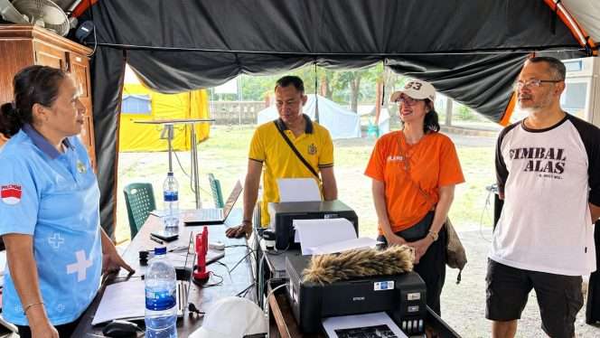 
 Kapolsek, Yoeni dan Dedi, melakukan sosialisasi pemanfaatan air bersih untuk menunjang kegiatan puskesmas bagi warga. (Yoeni for bacamalang)