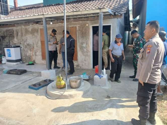 
 Polisi mendatangi lokasi kejadian mengumpulkan keterangan dari saksi (warga sekitar) dan evakuasi korban. (ist)