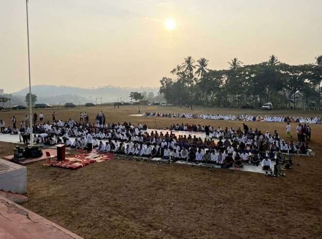 
 Warga menjalankan salat istisqa berharap hujan segera turun. (ist)