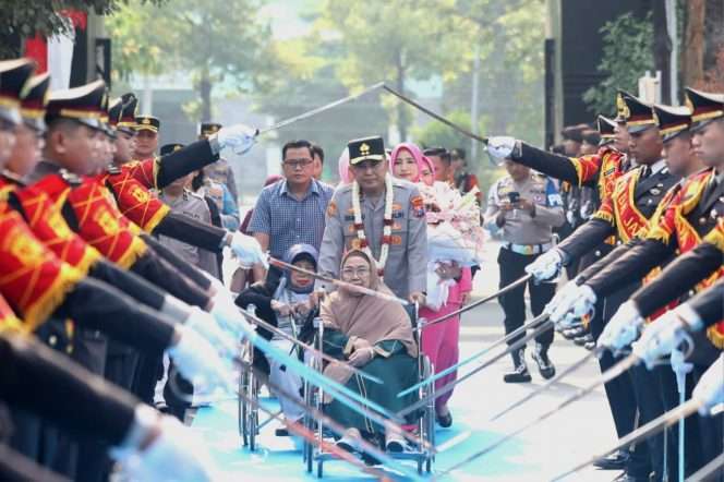 
 Prosesi penyambutan Kapolda Jawa Timur yang baru, Irjen Pol. Dekananto Eko Purwono, dengan pedang pora dan atraksi budaya. (Yan)