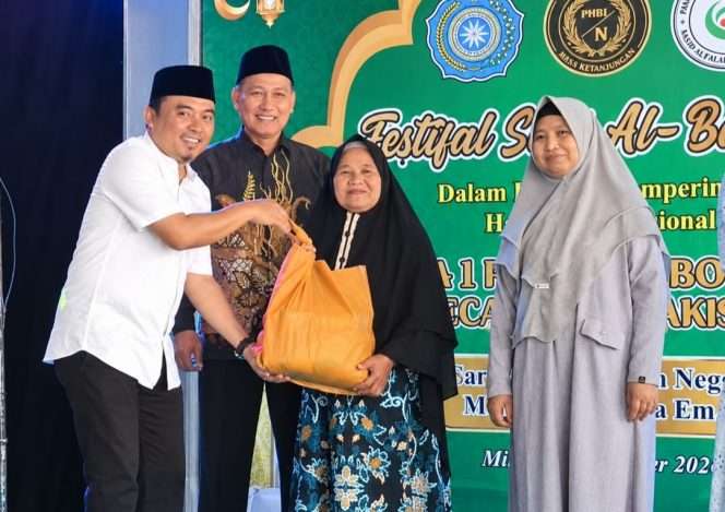 
 Simbolis pemberian santunan kepada warga dalam acara Festival Seni Al-Banjari, di Desa Kebonagung, Kecamatan Pakisaji. (IG Pakisaji)