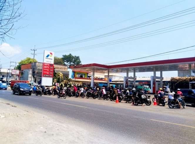
 Suasana antrean di SPBU Jalan Raya Talangagung / Jl. Raya Kepanjen), Kebobang / Talangagung, Kepanjen. (ist)