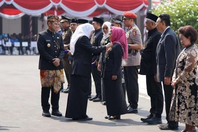 
 Dr. Sri Untari Bisowarno, M.AP., meraih tanda kehormatan Lencana Emas Jer Basuki Mawa Beya dari Pemerintah Provinsi Jawa Timur. (ist)