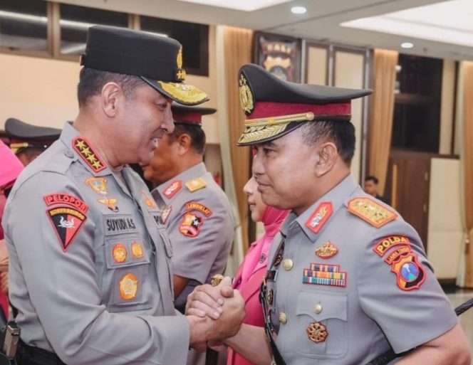 
 Kapolri Jenderal Pol. Suyudi Ario Seto, saat memberikan ucapan selamat usai Sertijab kepada Irjen Pol. Dekananto sebagai Kapolda Jatim. (Yan)