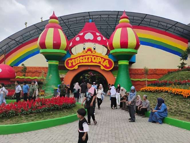 
 Para wisatawan, saat tengah berkunjung ke destinasi wisata jamur Mikutopia yang berlokasi di Desa Tulungrejo, Kecamatan Bumiaji, Kota Batu. (Yan)