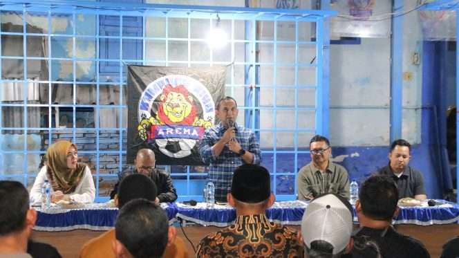 
 Wakapolresta Malang Kota, AKBP Alex, saat memberikan sambutan kepada warga Kampung Biru Arema. (ist)