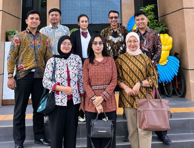 
 Agus Subyantoro SH (berdiri di belakang kedua dari kanan) berfoto bersama rekan advokat saat berada di PTUN Surabaya. (Agus for bacamalang)