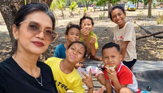 
 Suasana ceria dan menggembirakan, saat berfoto bersama perwakilan komunitas Asli Malang, Yoeni Achyar, bercanda, ngobrol dan bermain dengan bocah-bocah penyintas gempa bumi di Pota NTT, yang diharapkan dapat mengikis trauma, serta membangkitkan semangat mengisi kehidupan di masa selanjutnya. (Yoeni for bacamalang)