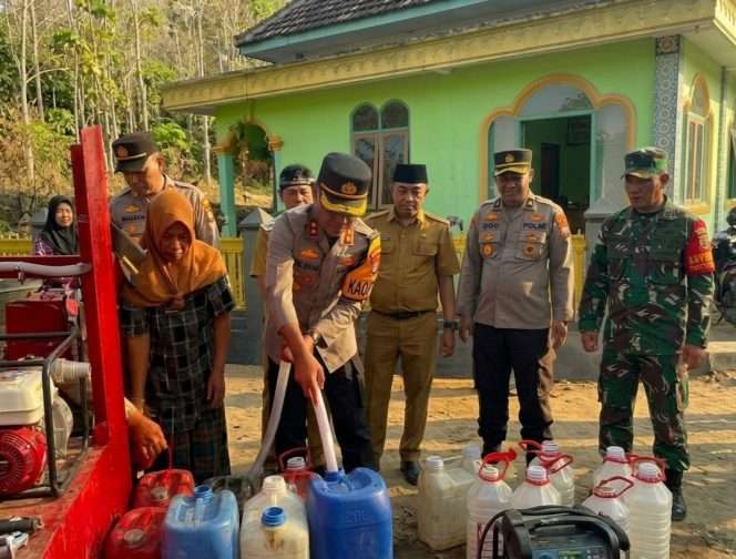
 Kapolres Malang, AKBP Rulian Syauri memberikan bantuan berupa air bersih, paket beras, dan fasilitasi pembuatan sumur bor, kepada warga Dusun Pondok Kobong, Desa Sumberpetung, Kalipare. (IG @kim_sumberpetung)